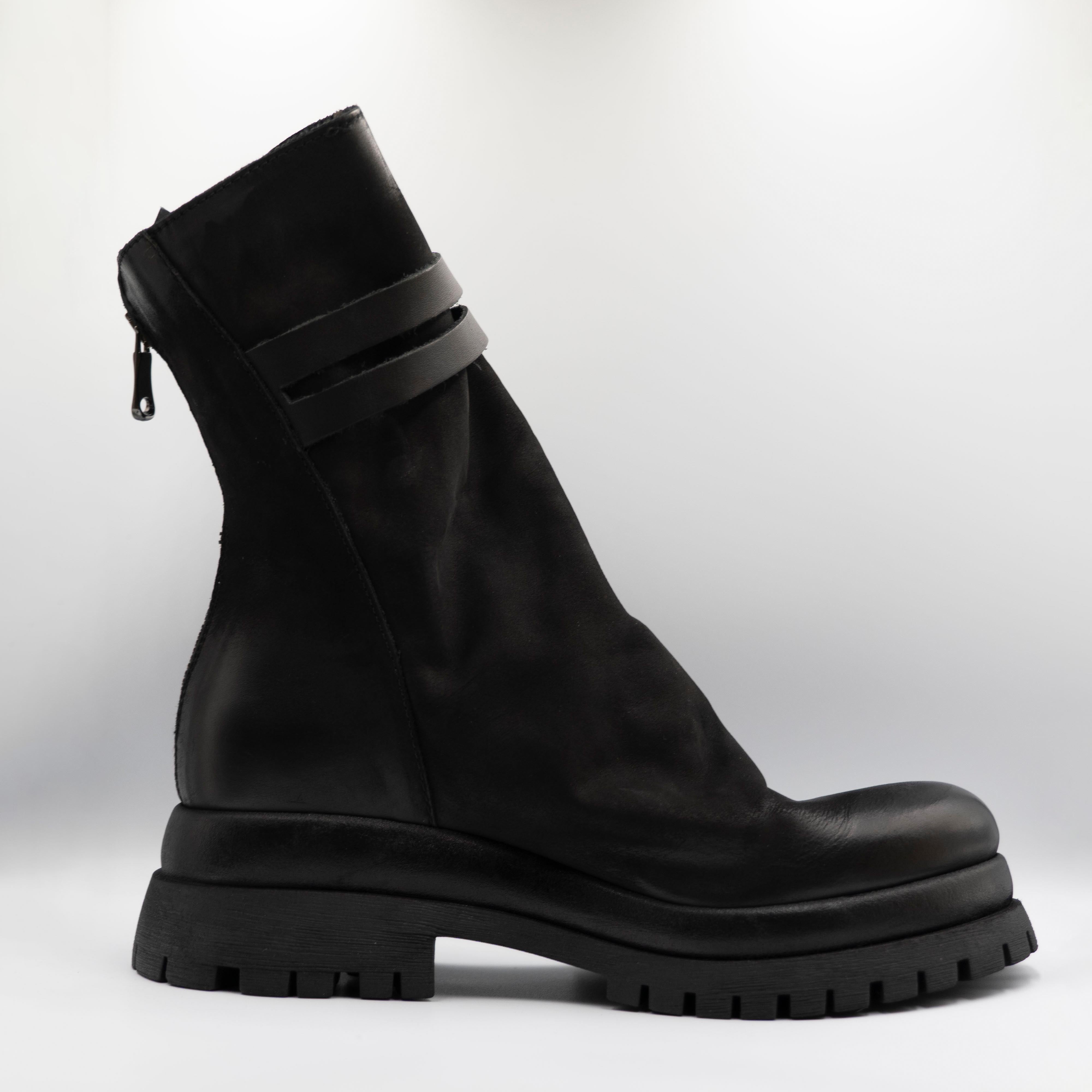 Metisse - Stivaletti in nabuck con zip e fibbie -Nero