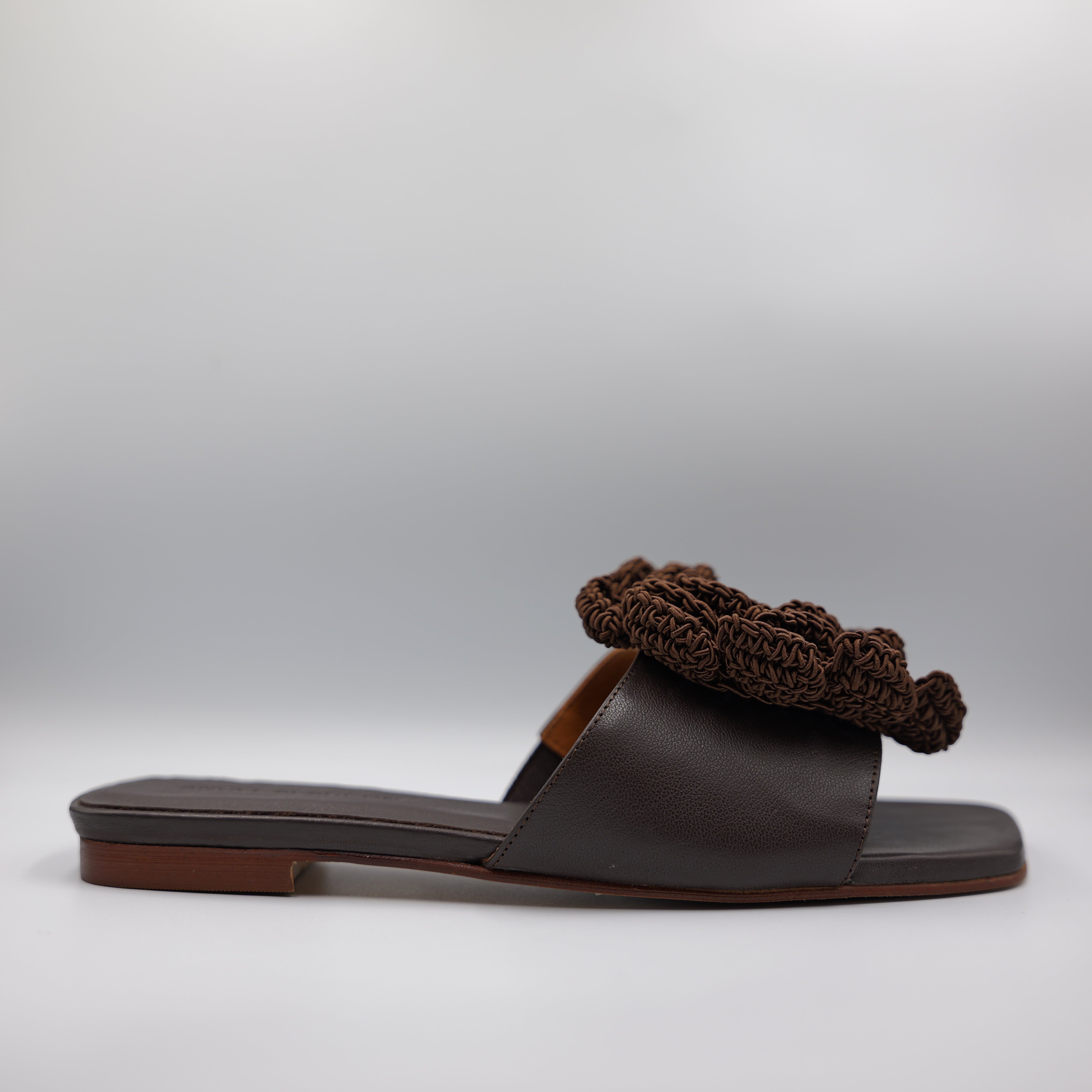 Angel Alarcon - Scalzato in pelle con fiore in cotone