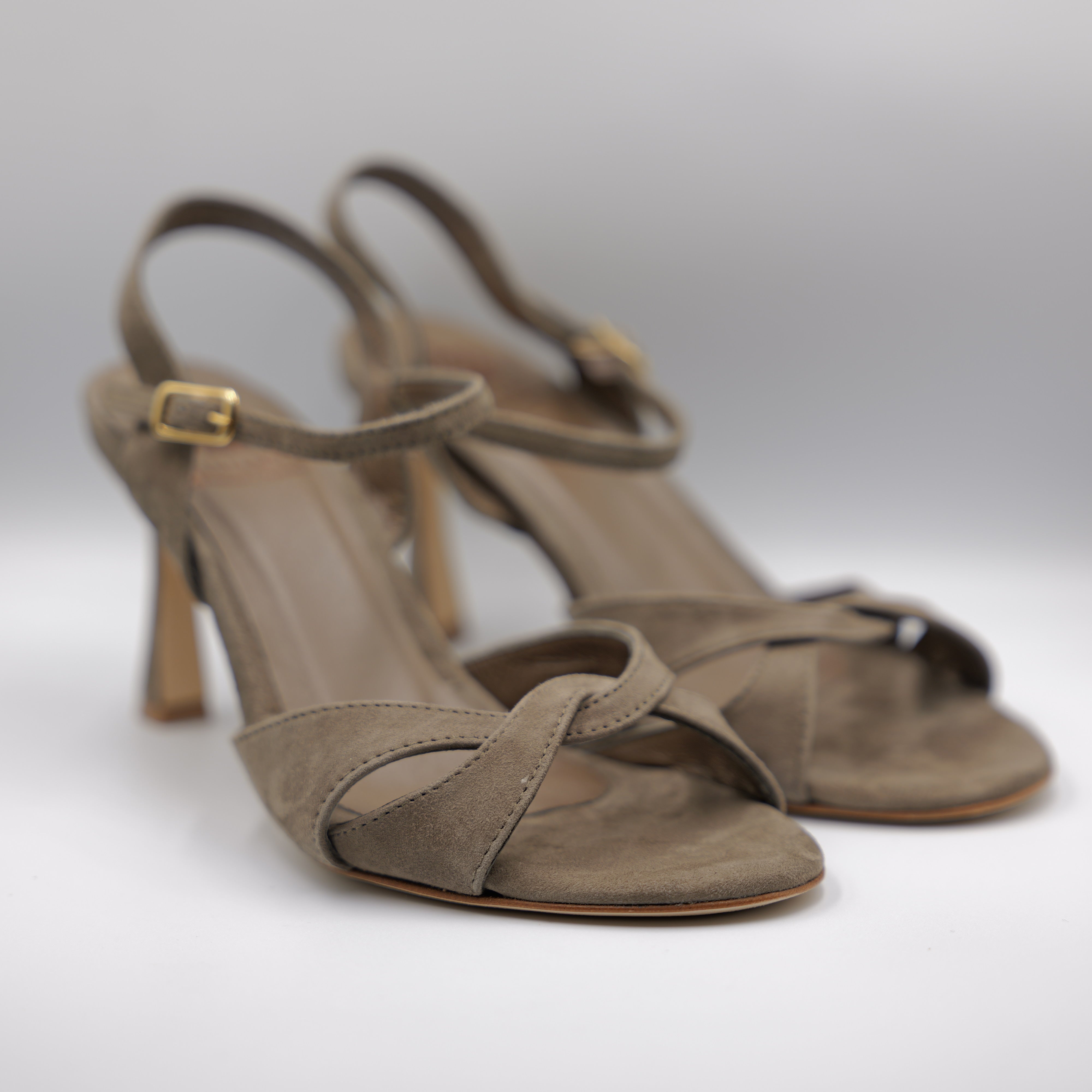 L'Arianna - Sandalo in camoscio con cinturino
