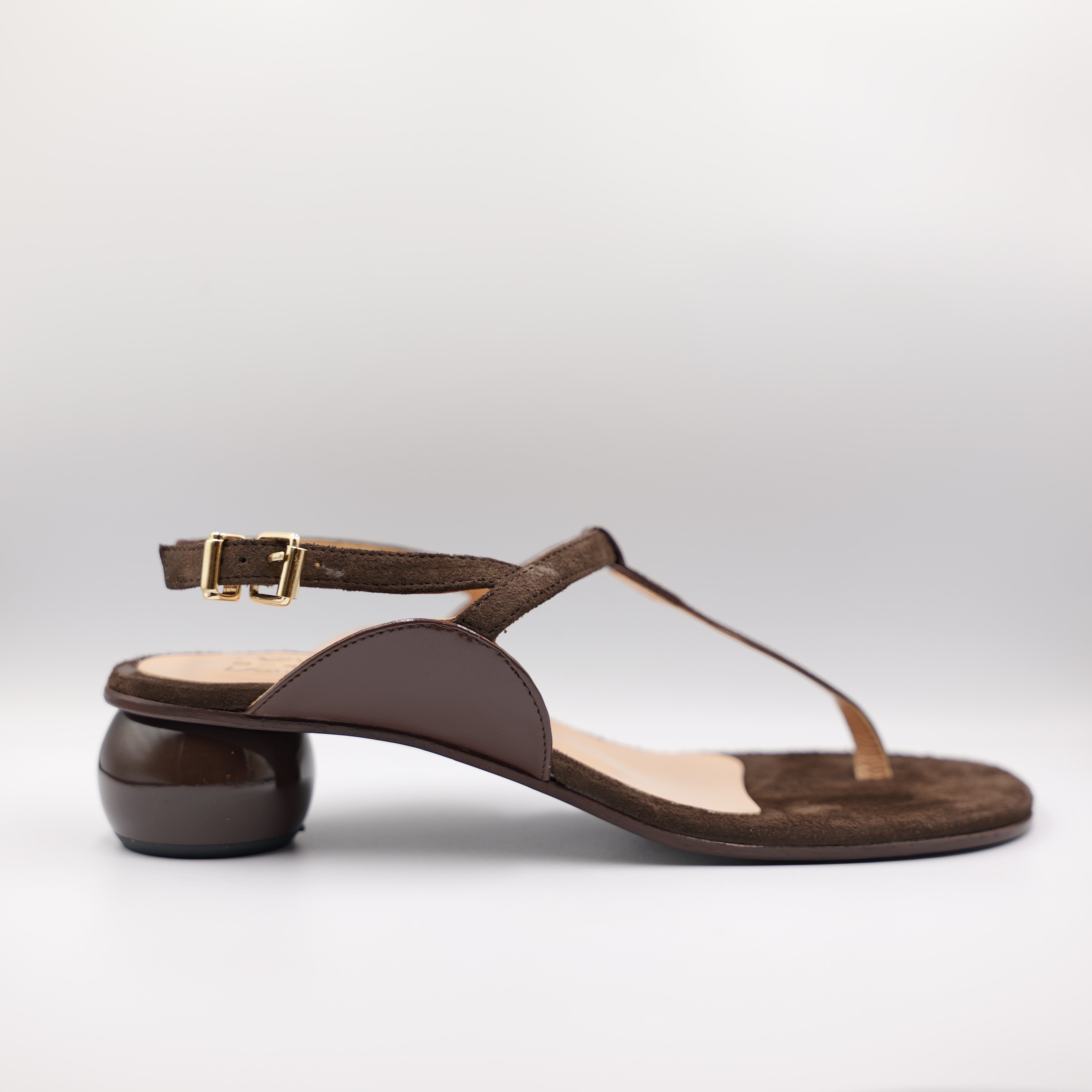 Sianoviaroma - Infradito in camoscio e vernice con cinturino