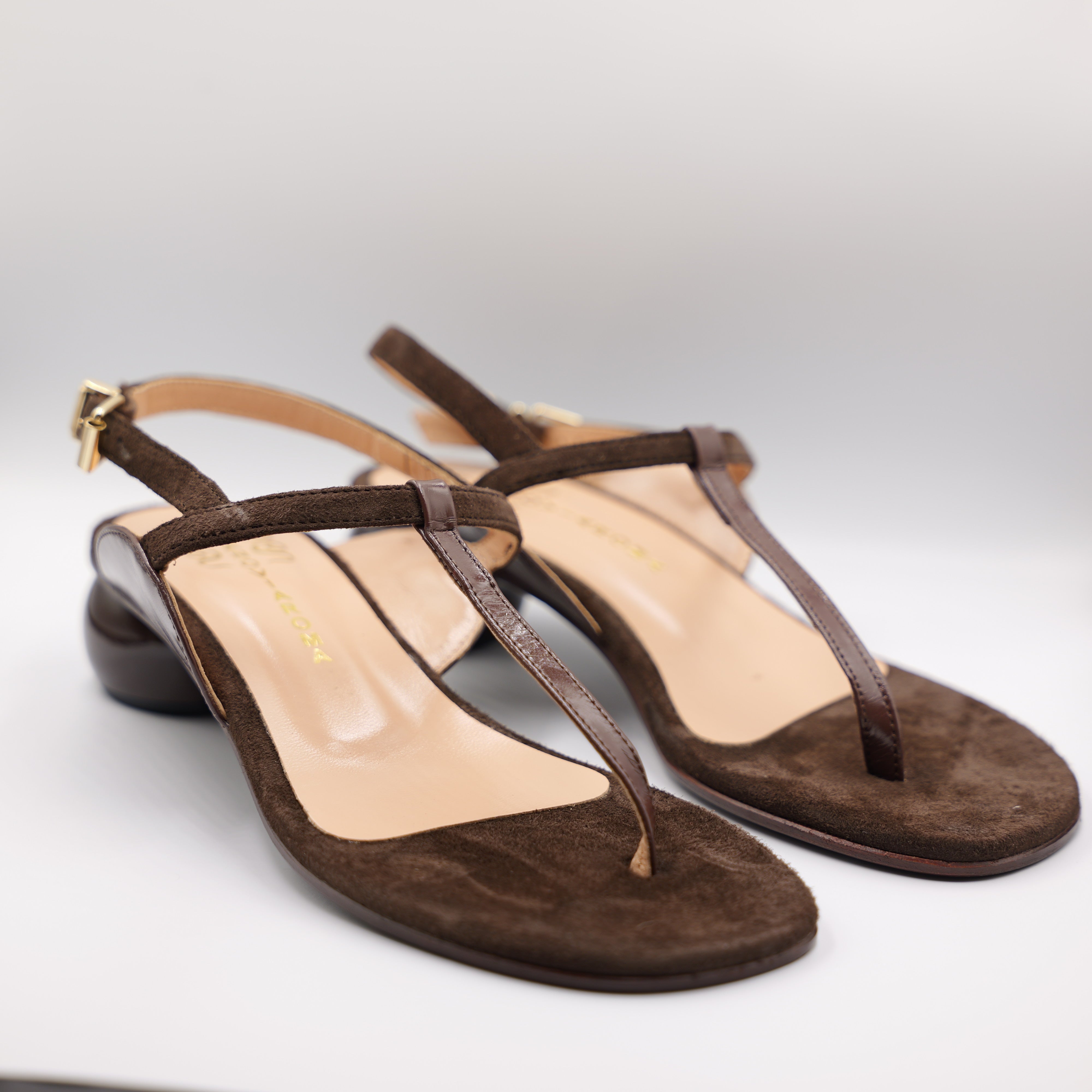 Sianoviaroma - Infradito in camoscio e vernice con cinturino