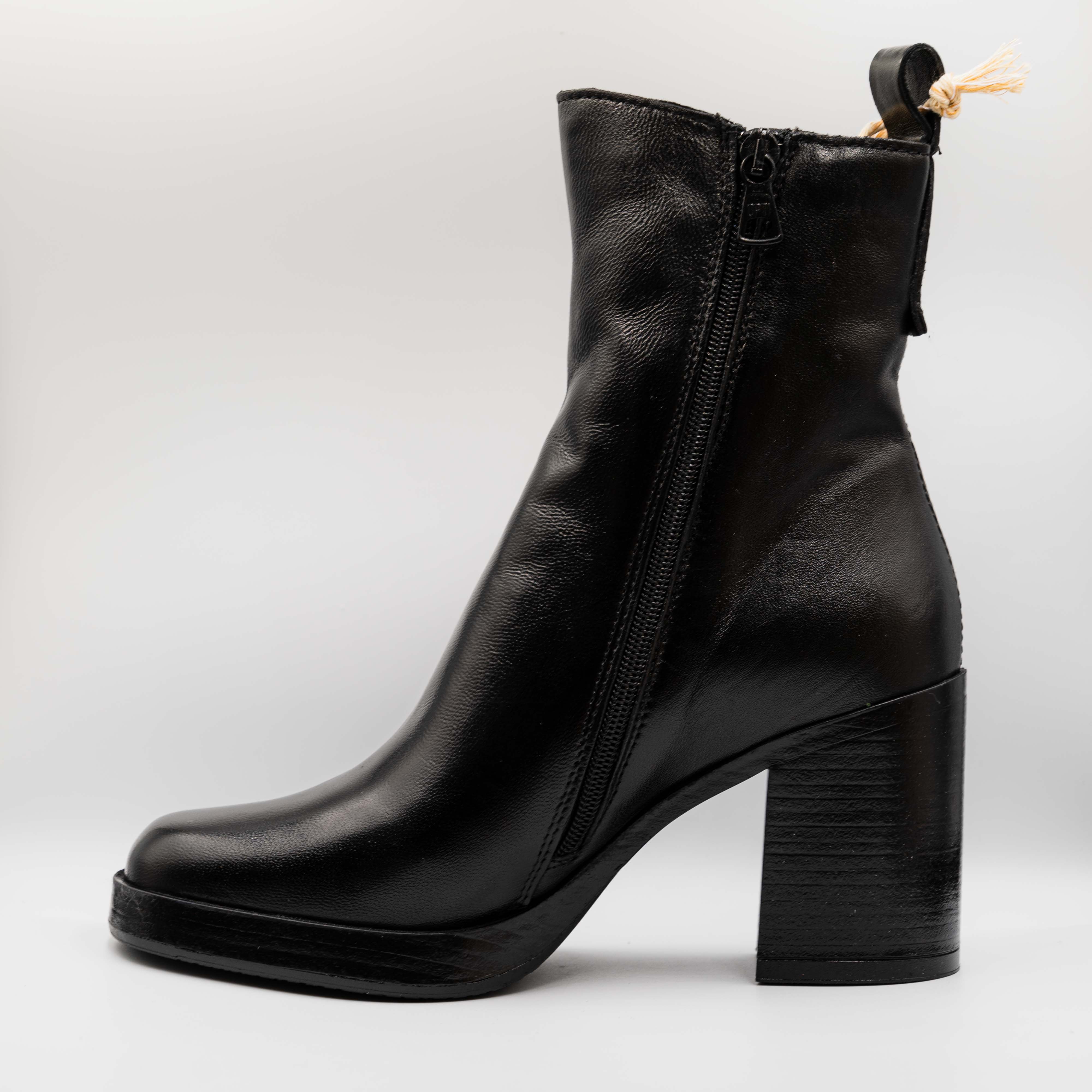 Mjus - Tronchetti in pelle tacco largo e zip - Nero