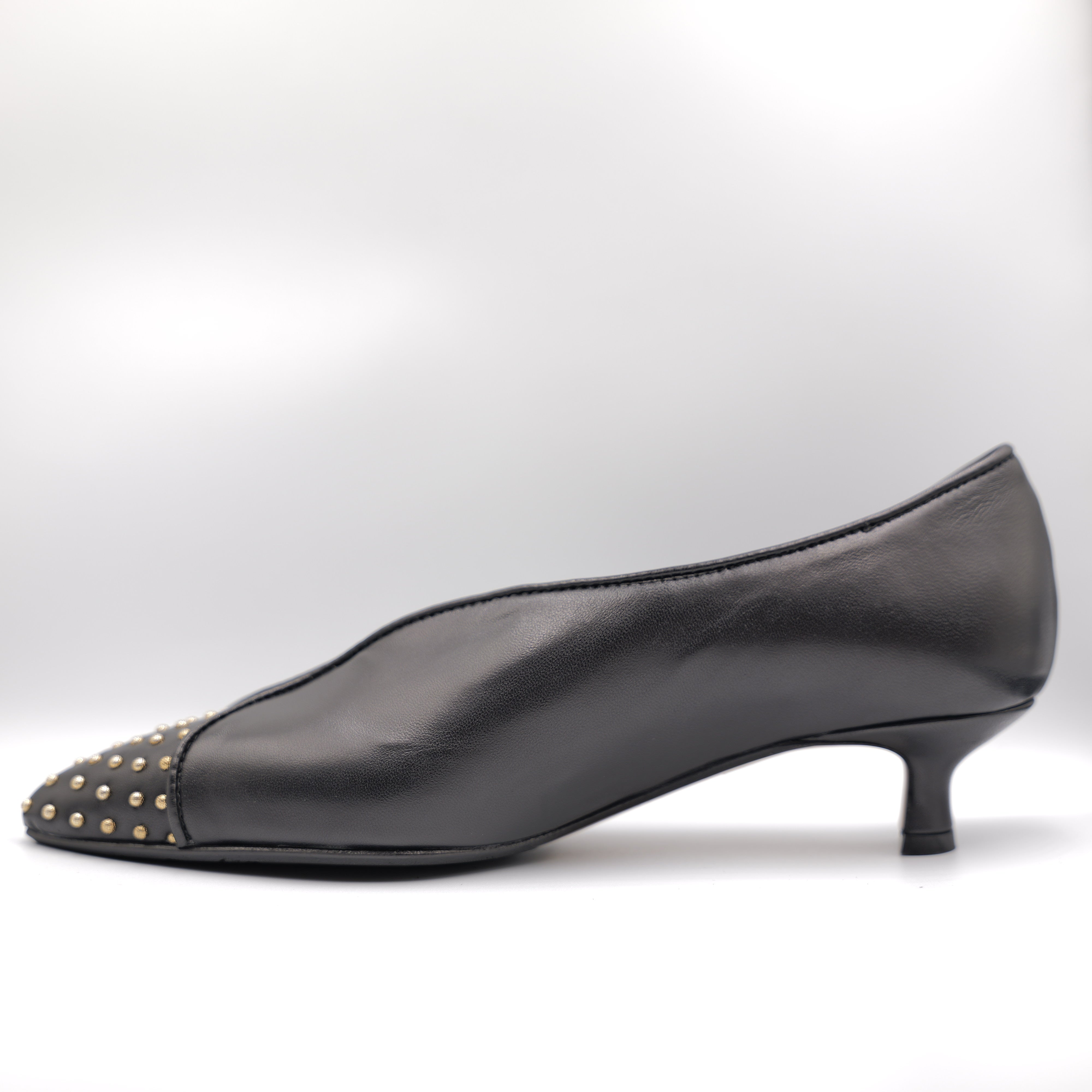L'arianna - Dècolletè in pelle con borchie oro