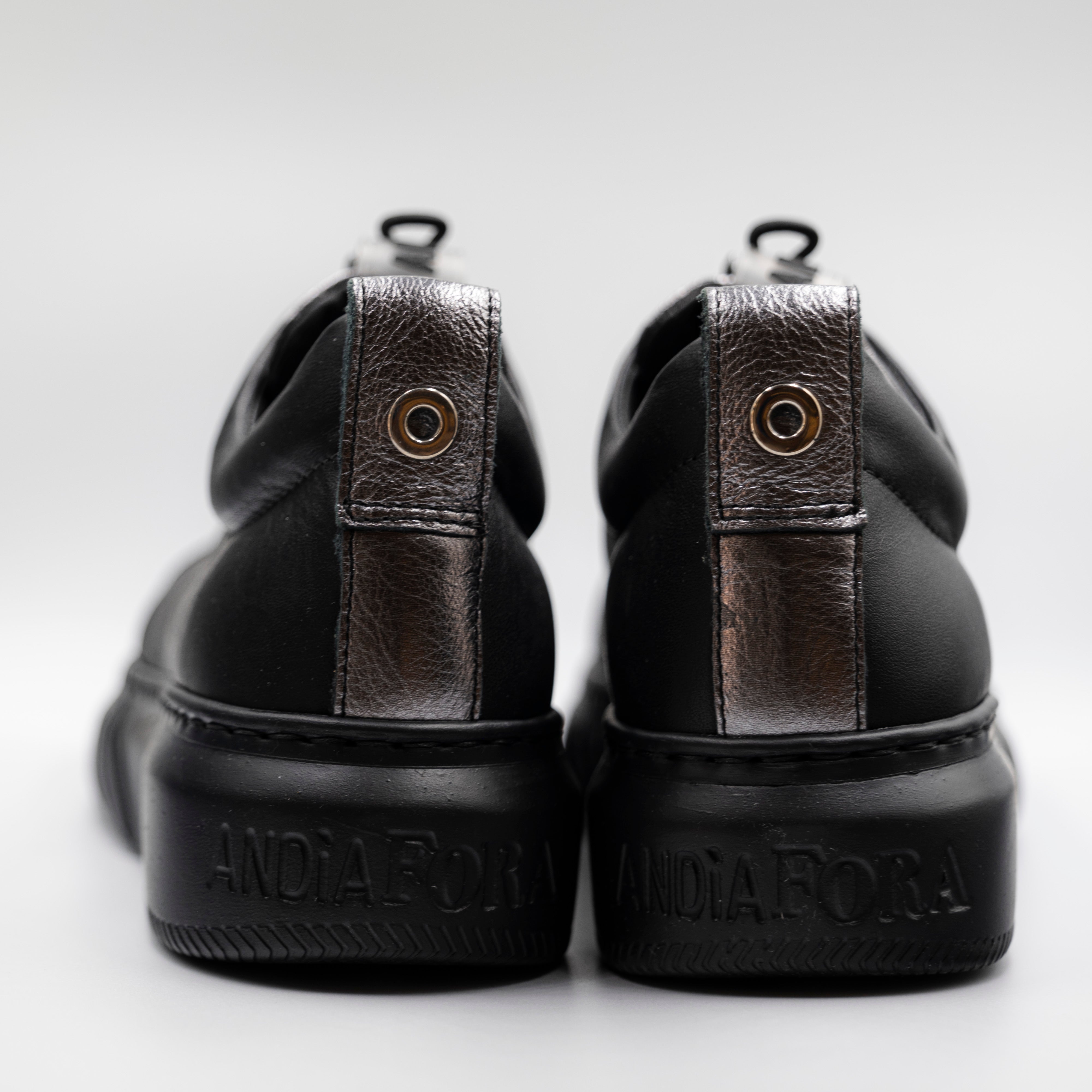 Andìafora - Sneakers in pelle con elastici - Nero