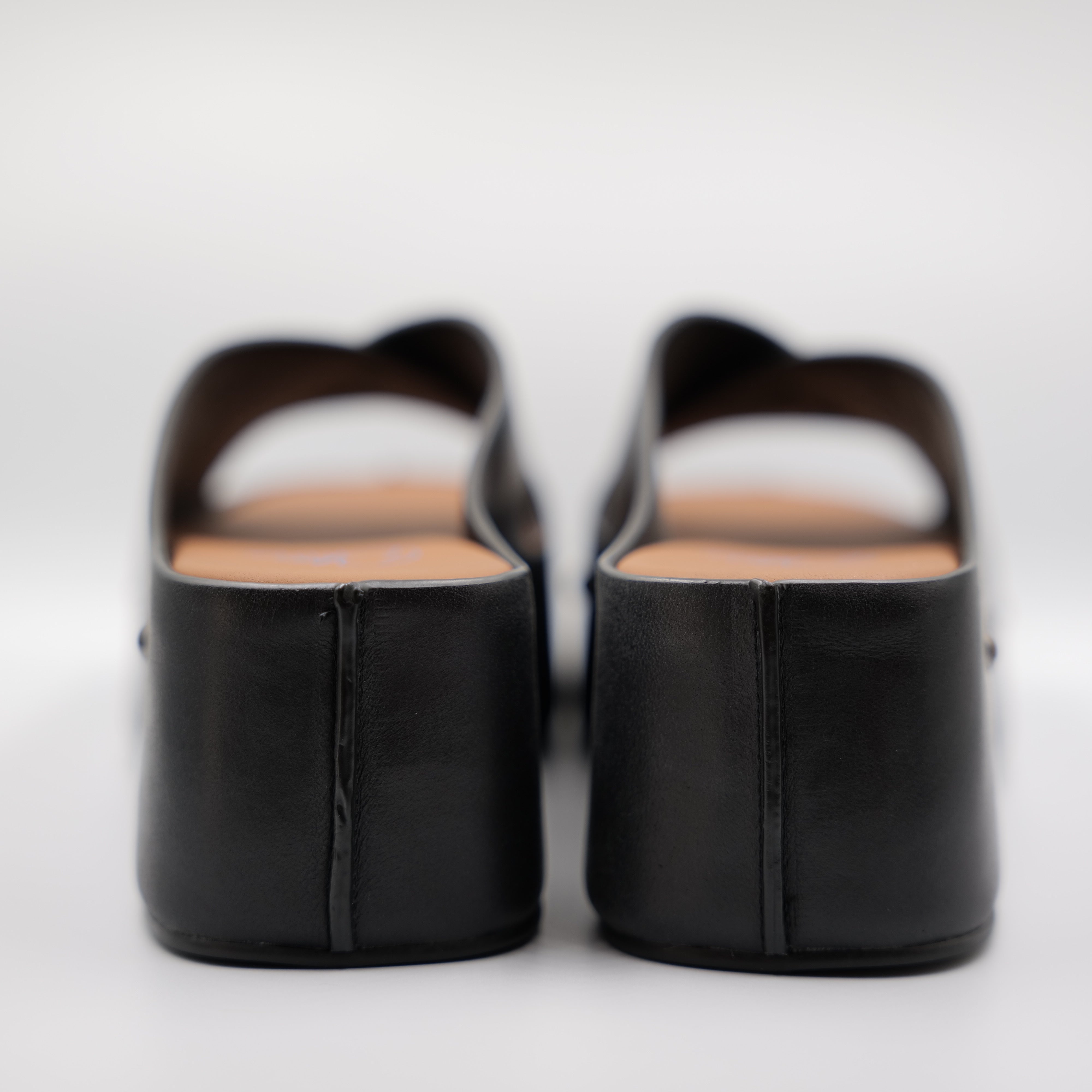 Miss Olivia - Scalzati in pelle con borchie