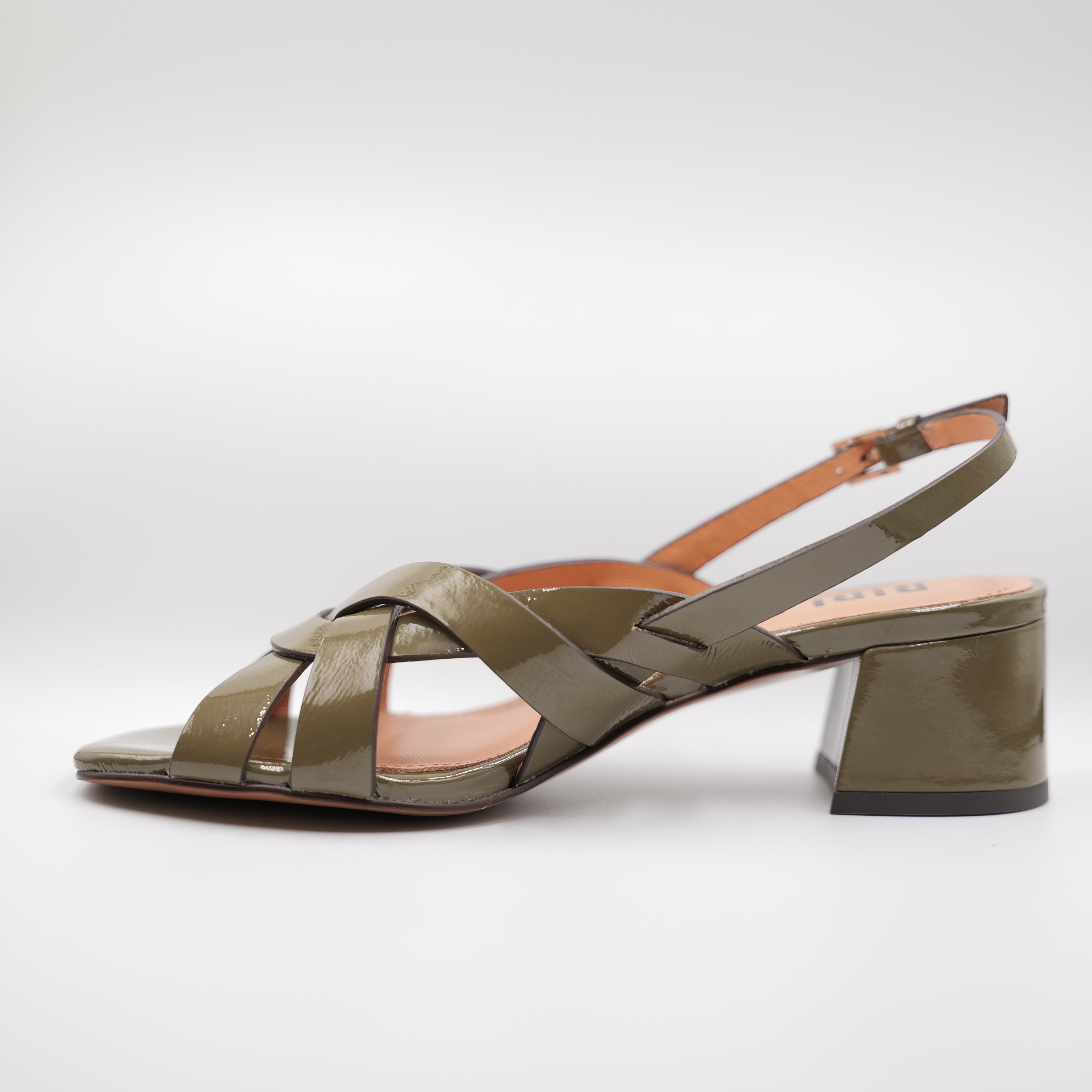 Bibi Lou - Sandali in vernice con cinturino