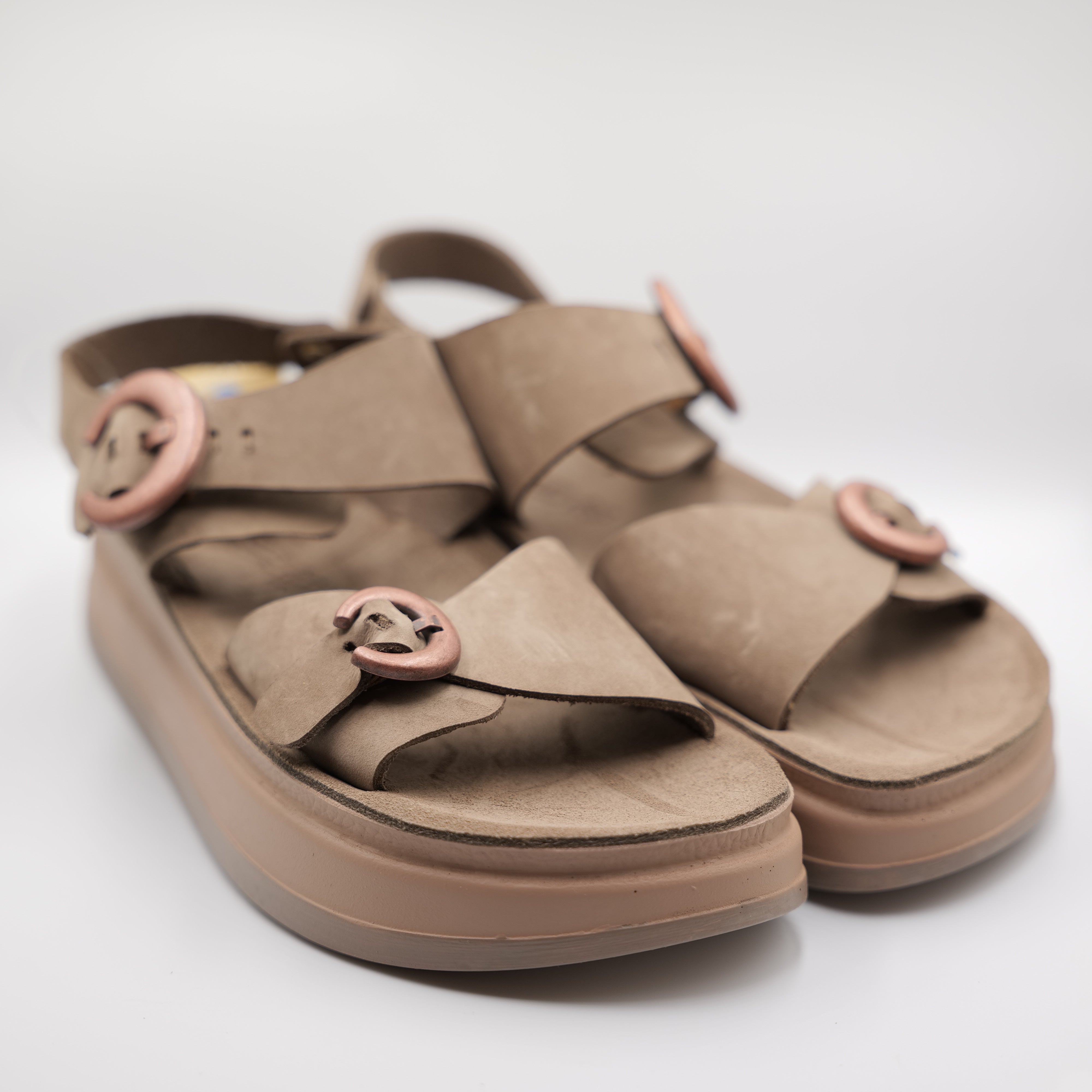 Fantasy sandals - Sandali in nabuck con fibbie
