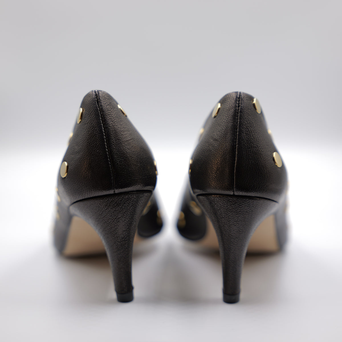 Ora - Décolleté in pelle borchie oro