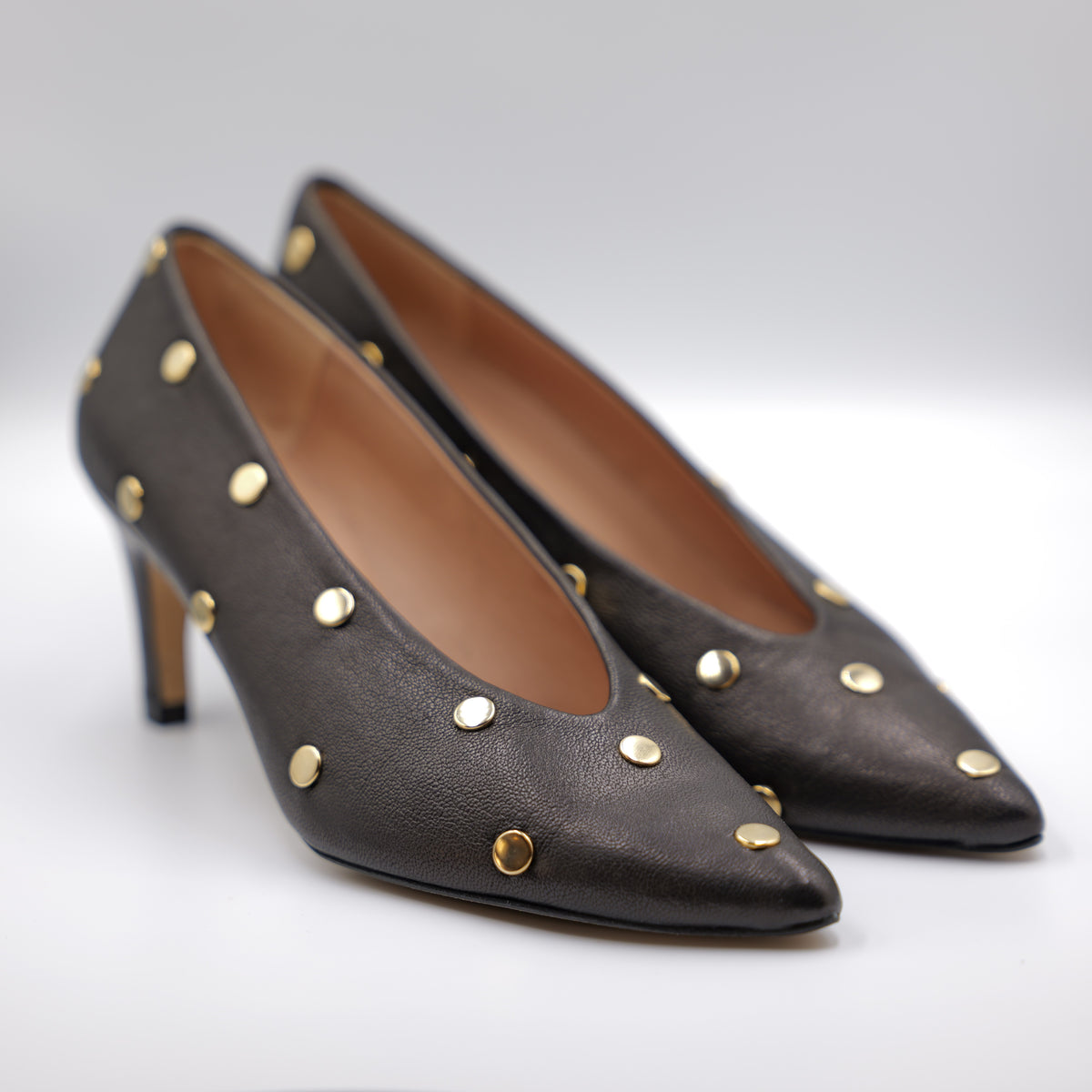 Ora - Décolleté in pelle borchie oro