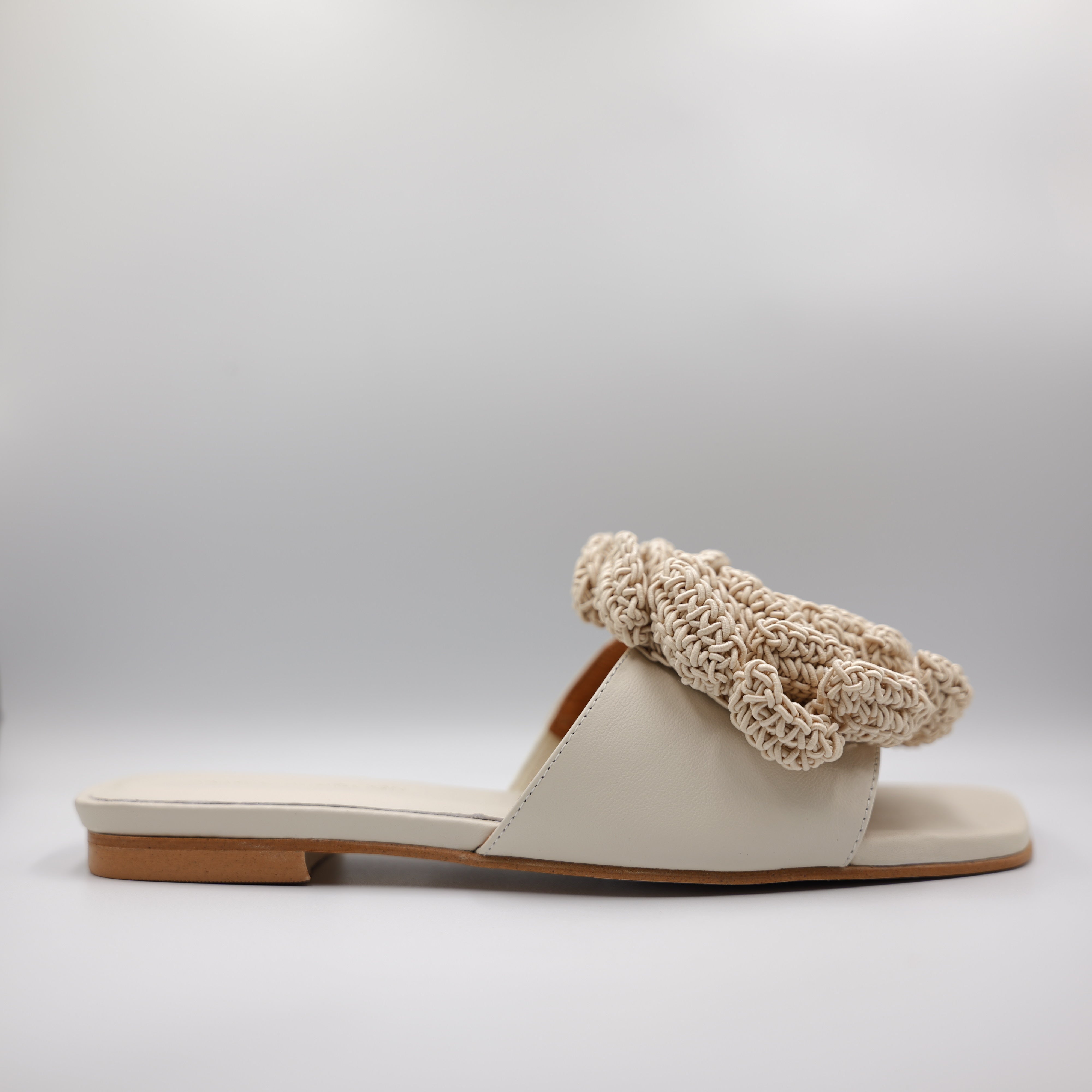 Angel Alarcon - Scalzato in pelle con fiore in cotone