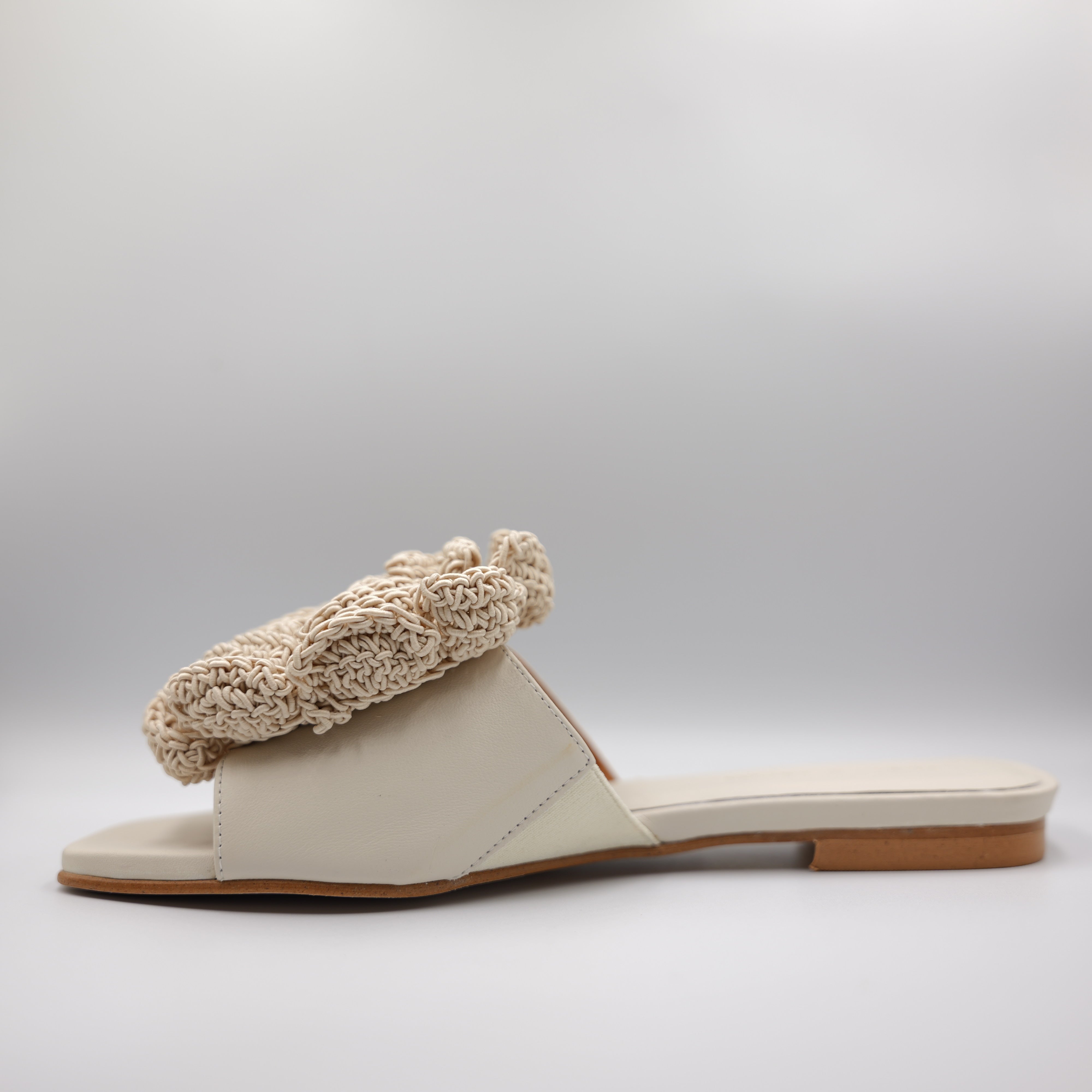 Angel Alarcon - Scalzato in pelle con fiore in cotone