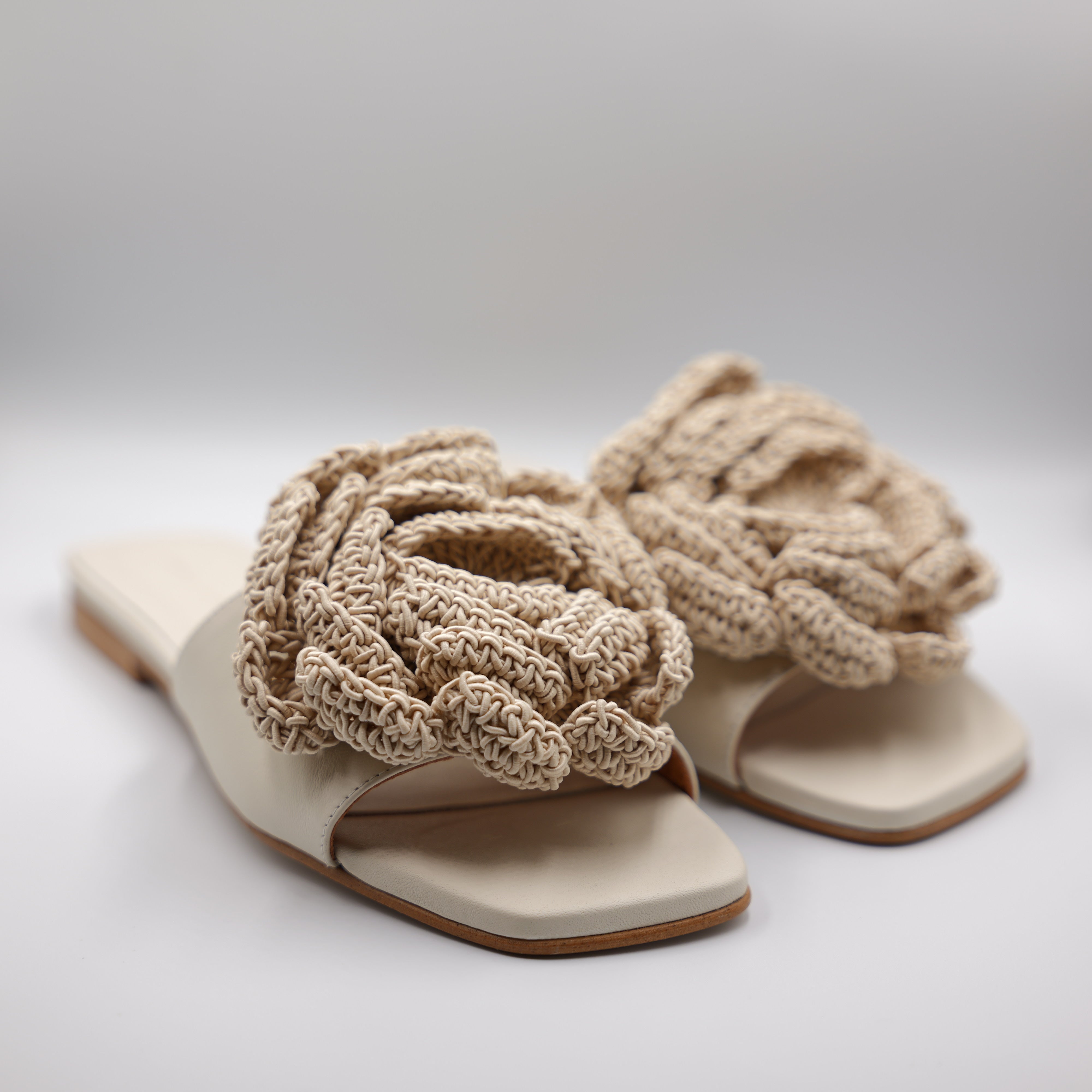 Angel Alarcon - Scalzato in pelle con fiore in cotone