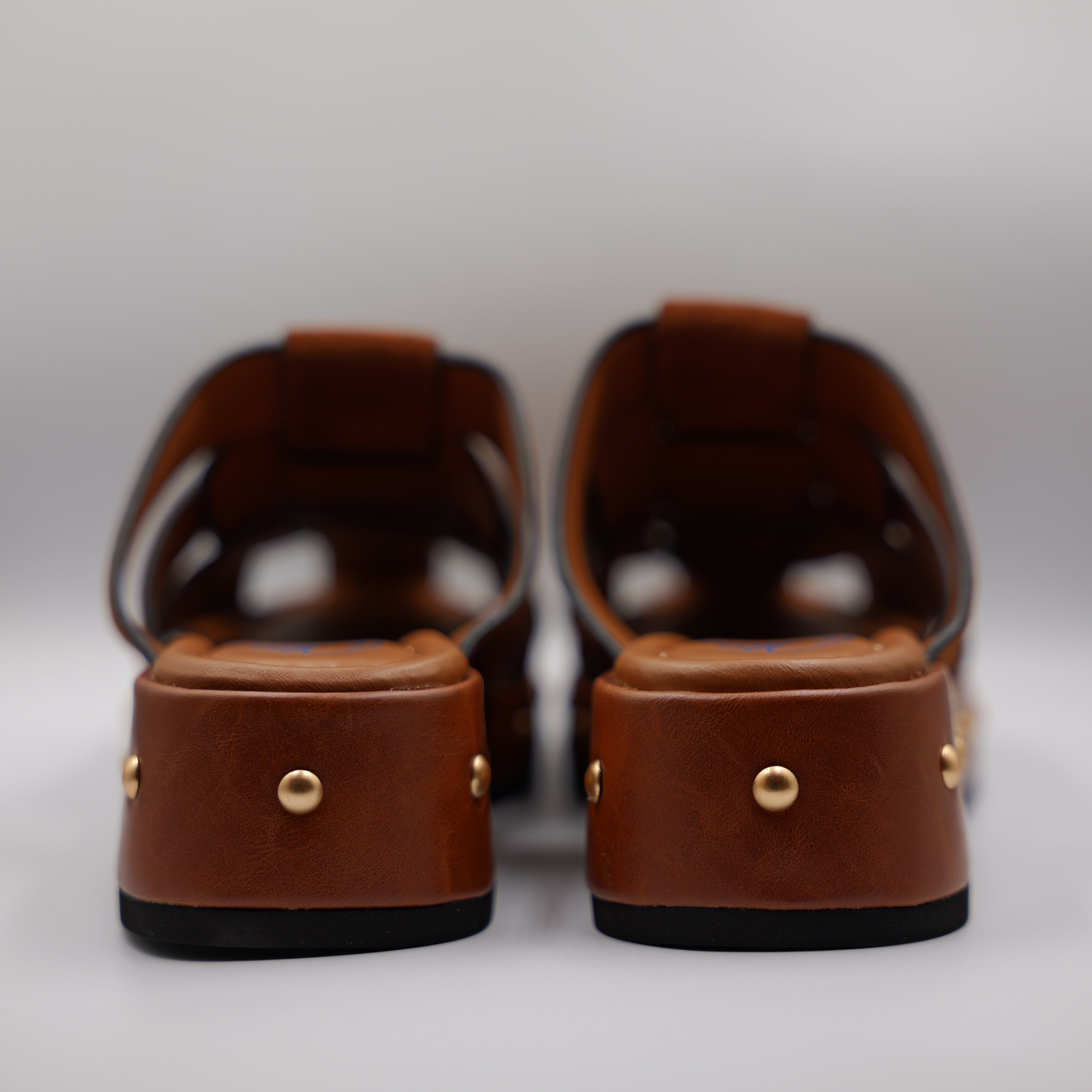 Miss Olivia - Scalzato in camoscio con borchie