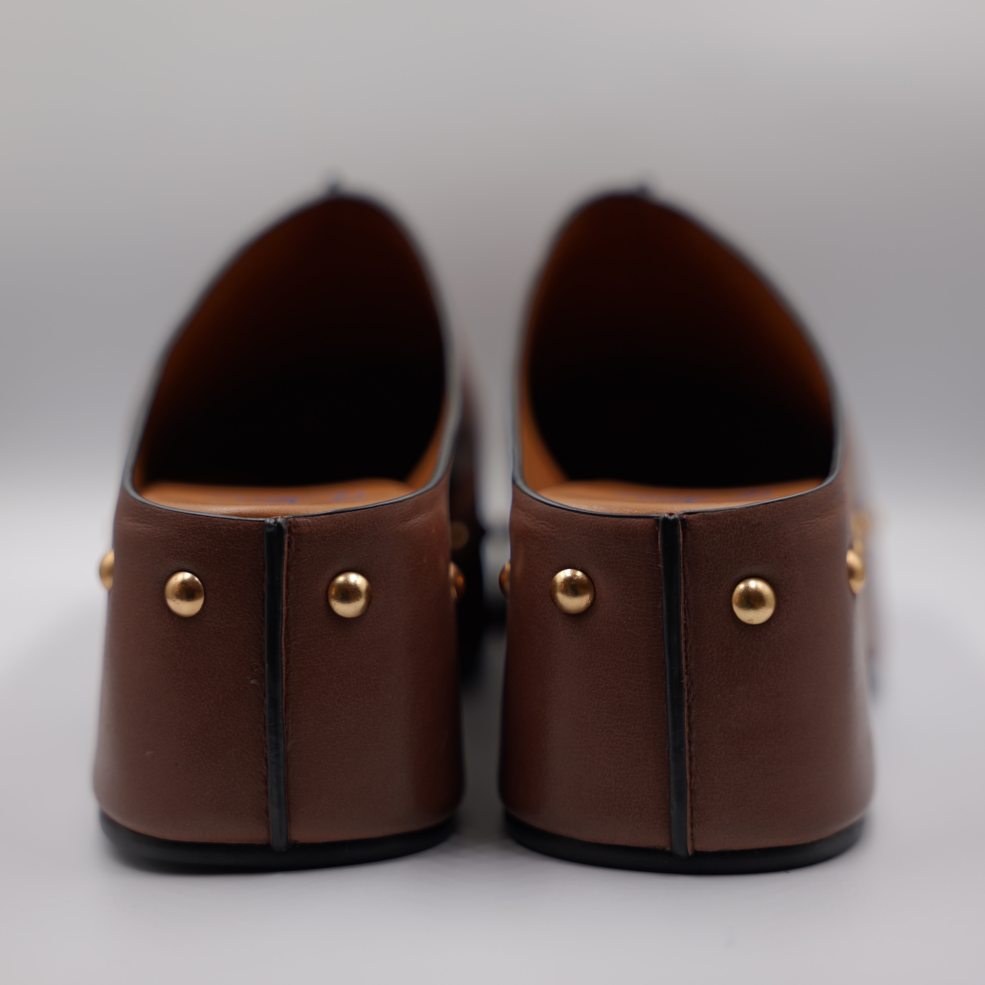 Miss Olivia - Scalzato in pelle con borchie