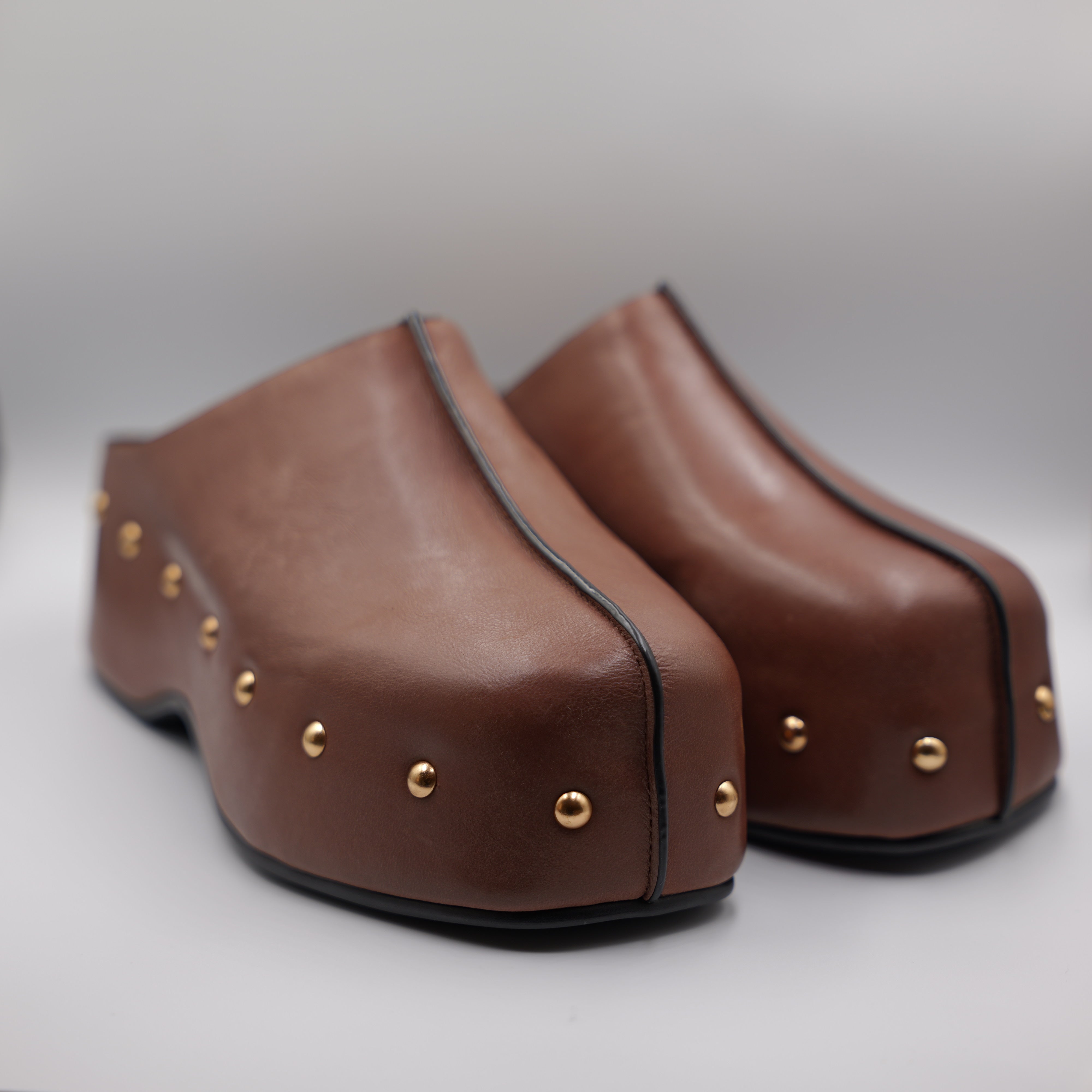 Miss Olivia - Scalzato in pelle con borchie