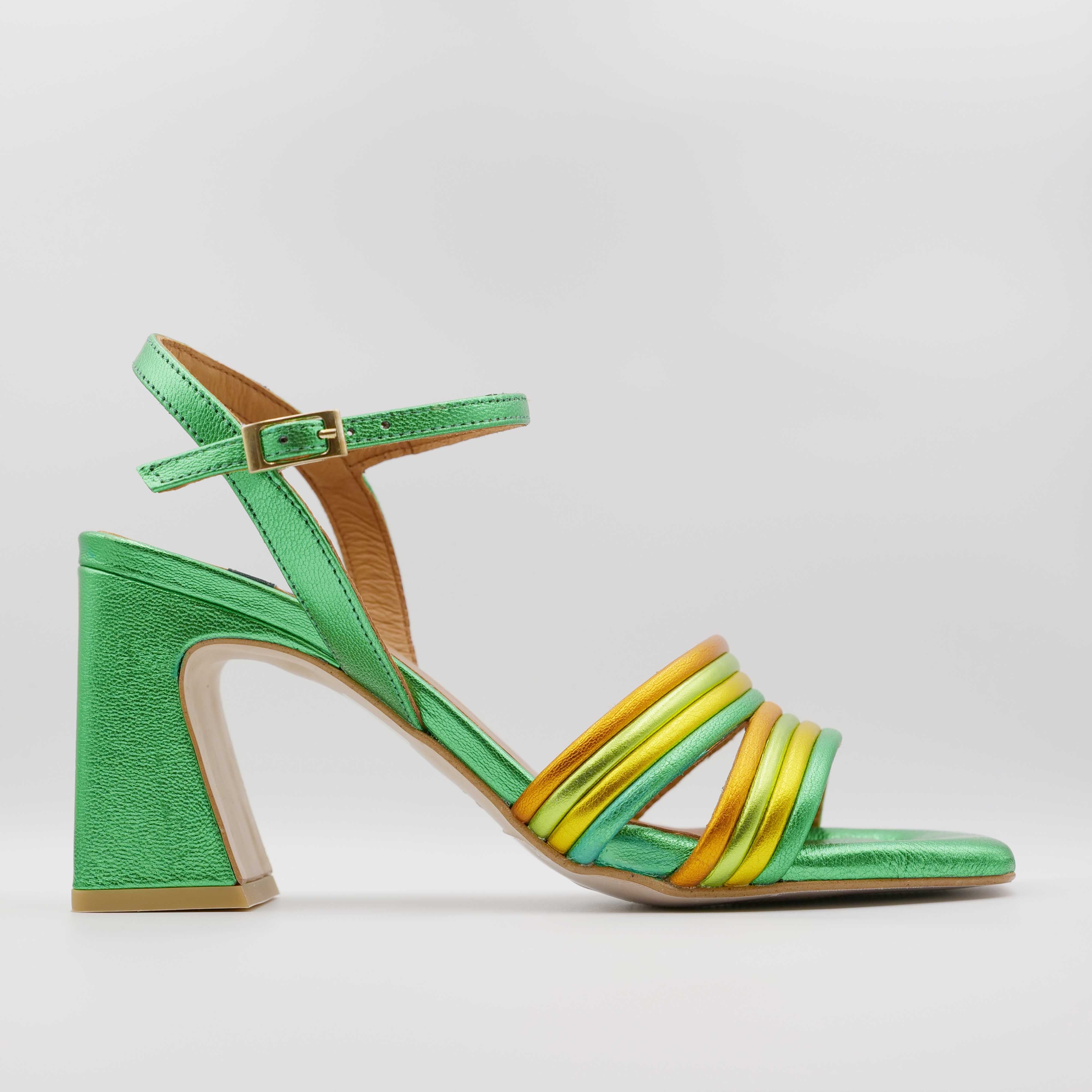 Angel Alarcon - Sandalo con tacco largo in pelle verde laminato con fasce colorate e punta quadra