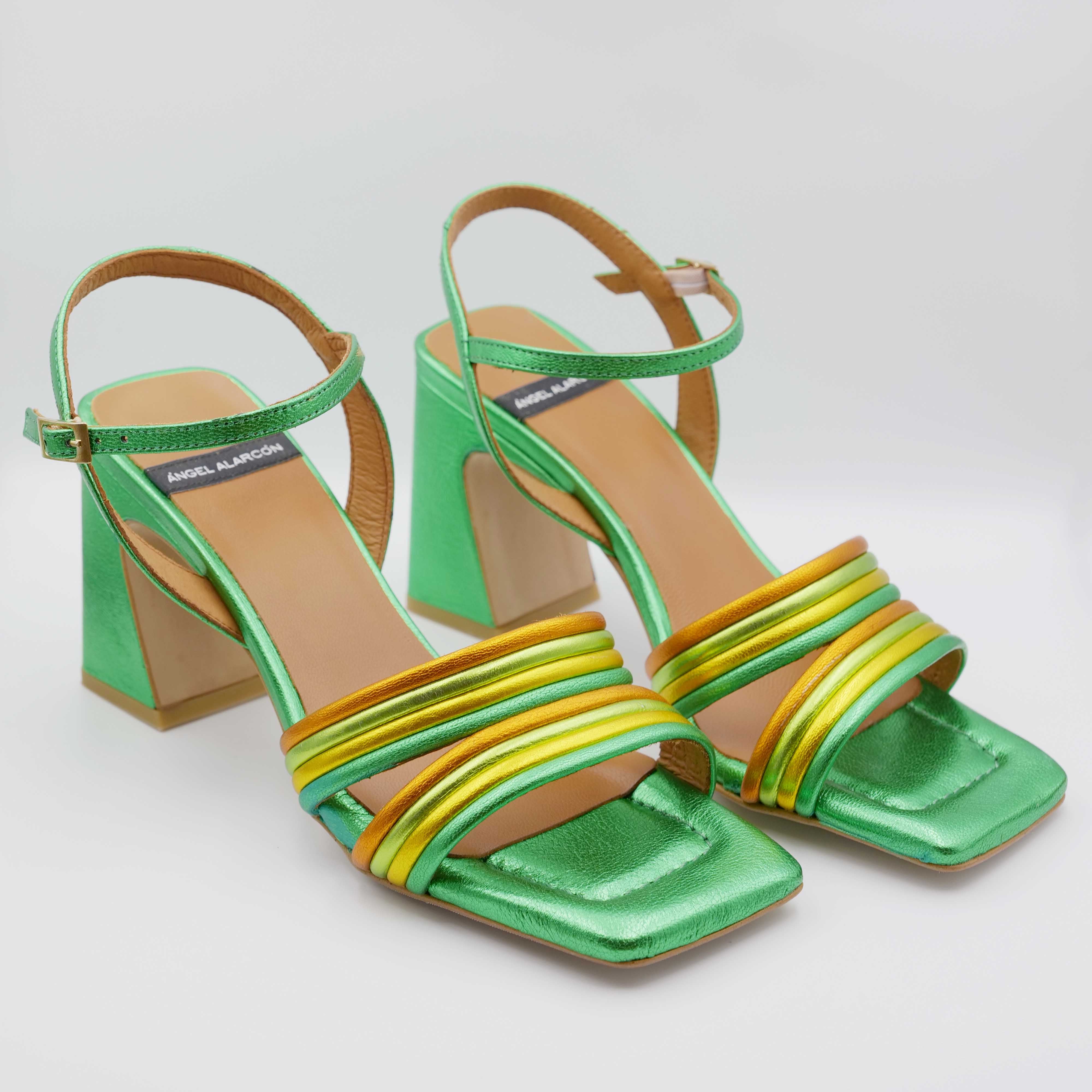 Angel Alarcon - Sandalo con tacco largo in pelle verde laminato con fasce colorate e punta quadra