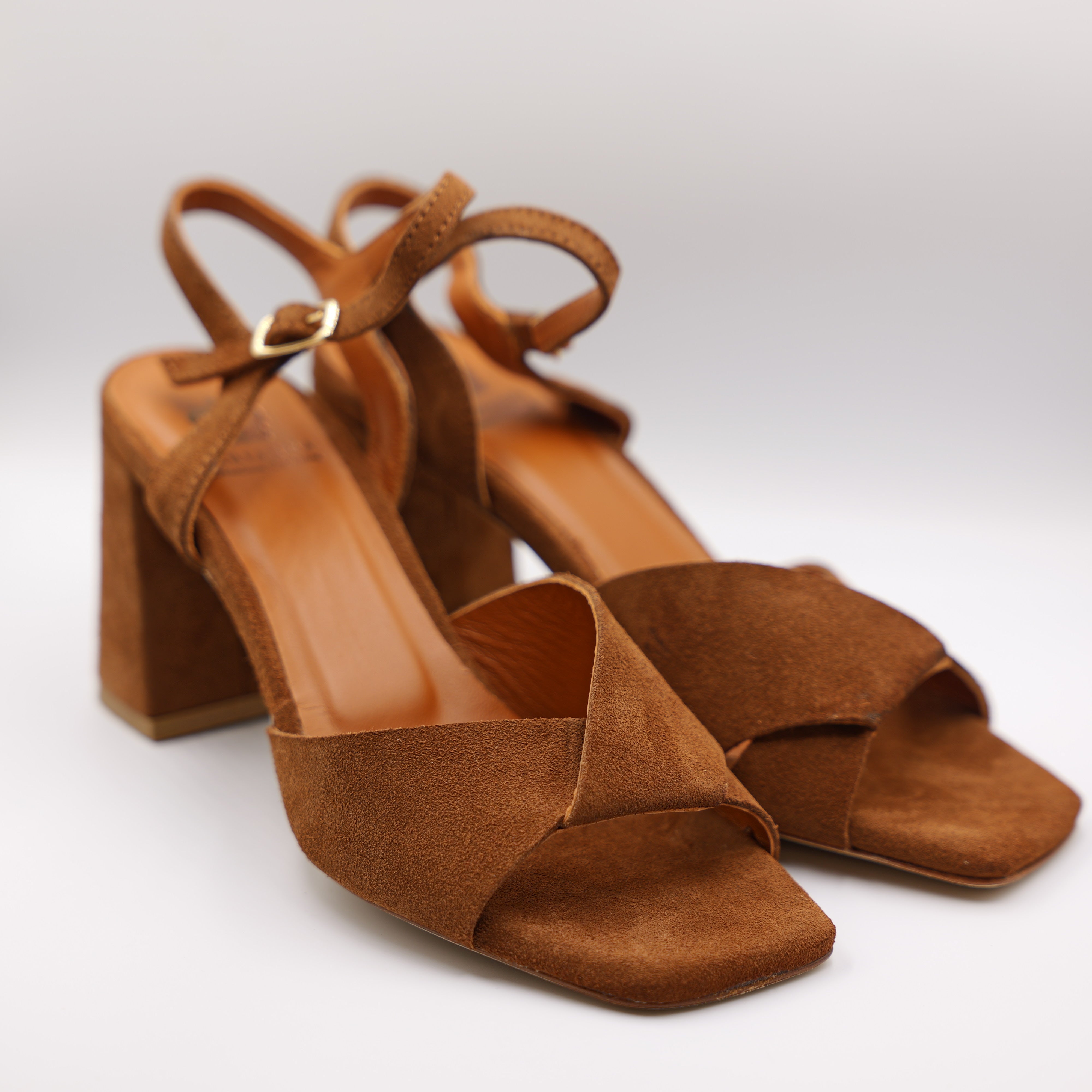 L'arianna - Sandalo in camoscio con cinturino