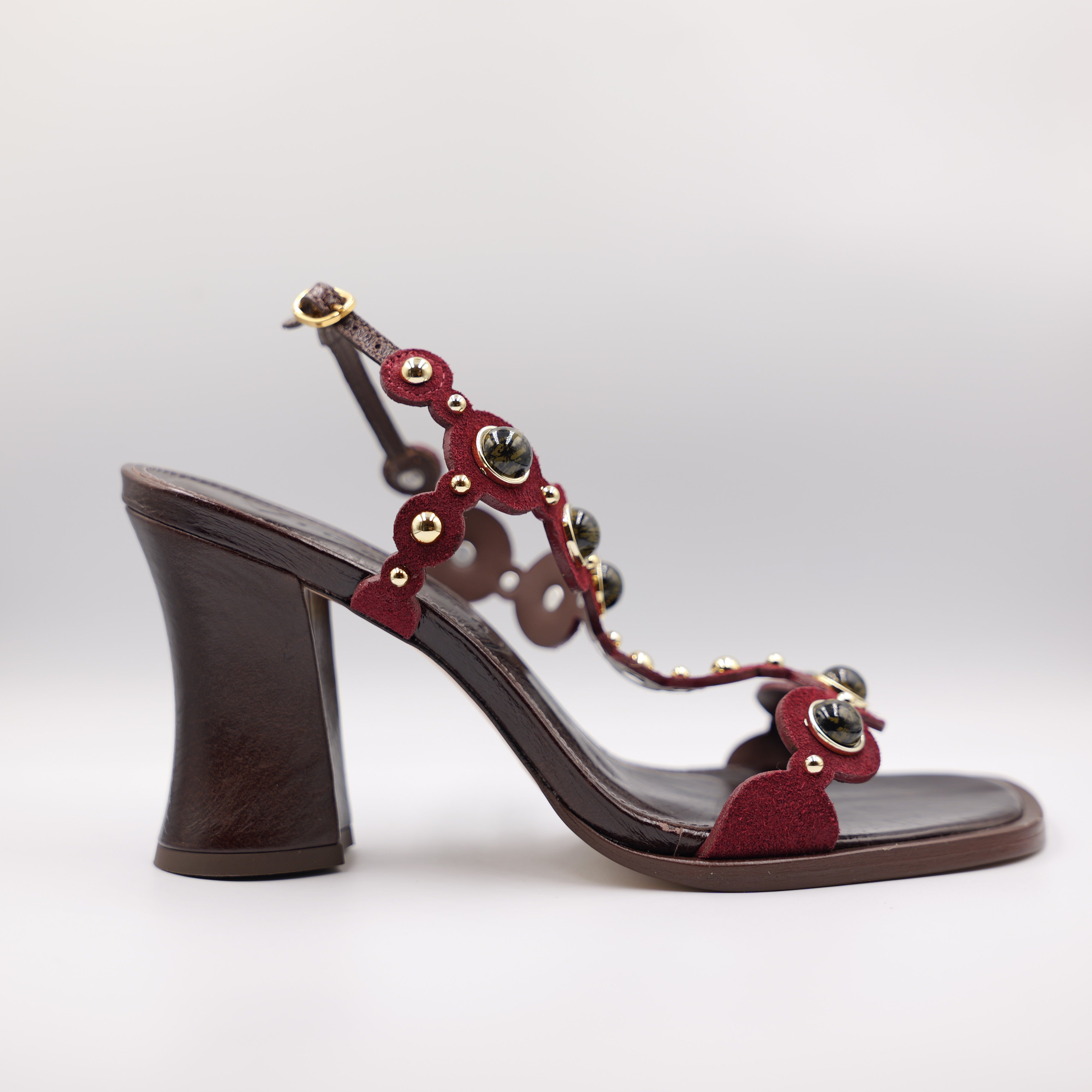 Vicenza - Sandalo in camoscio con pietre