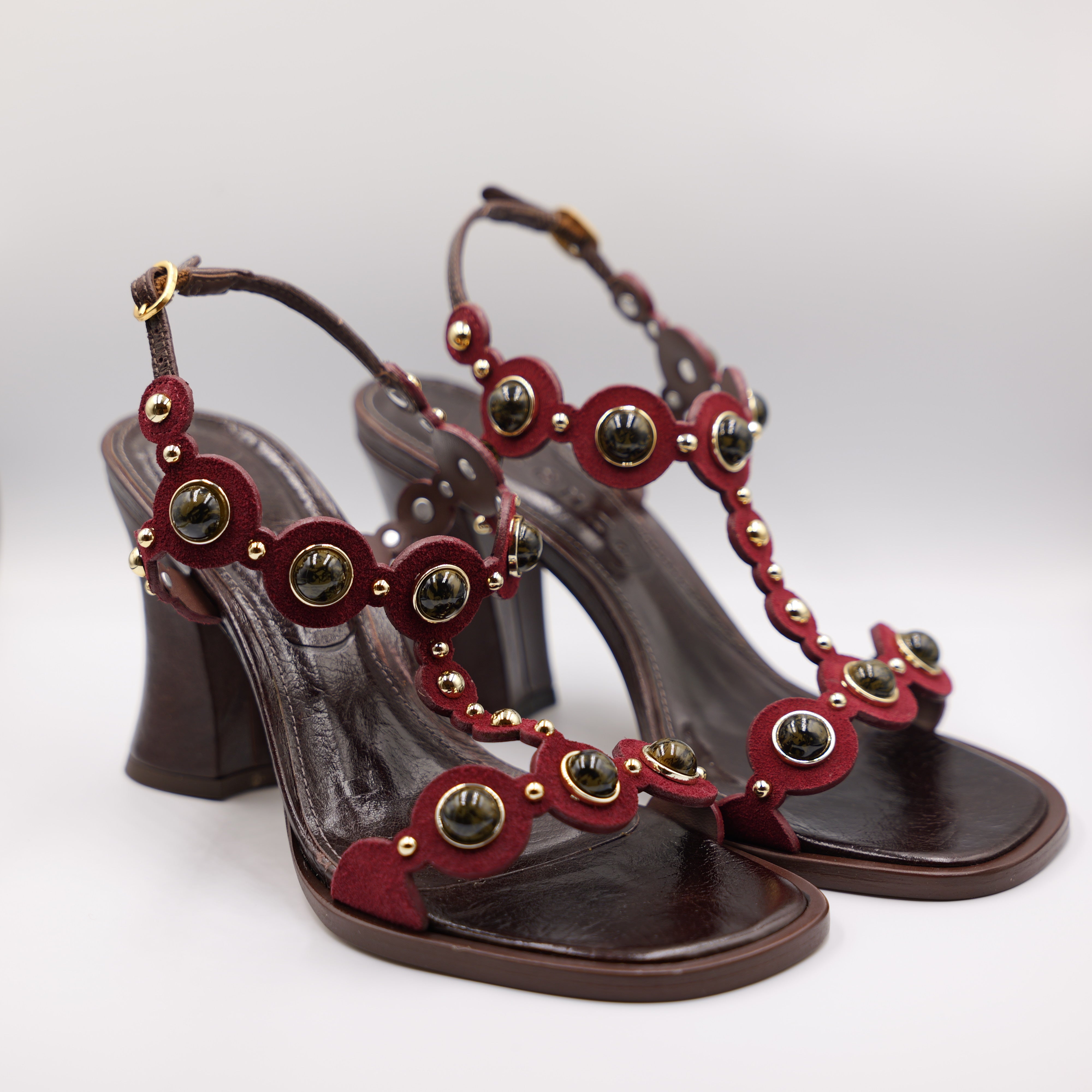 Vicenza - Sandalo in camoscio con pietre