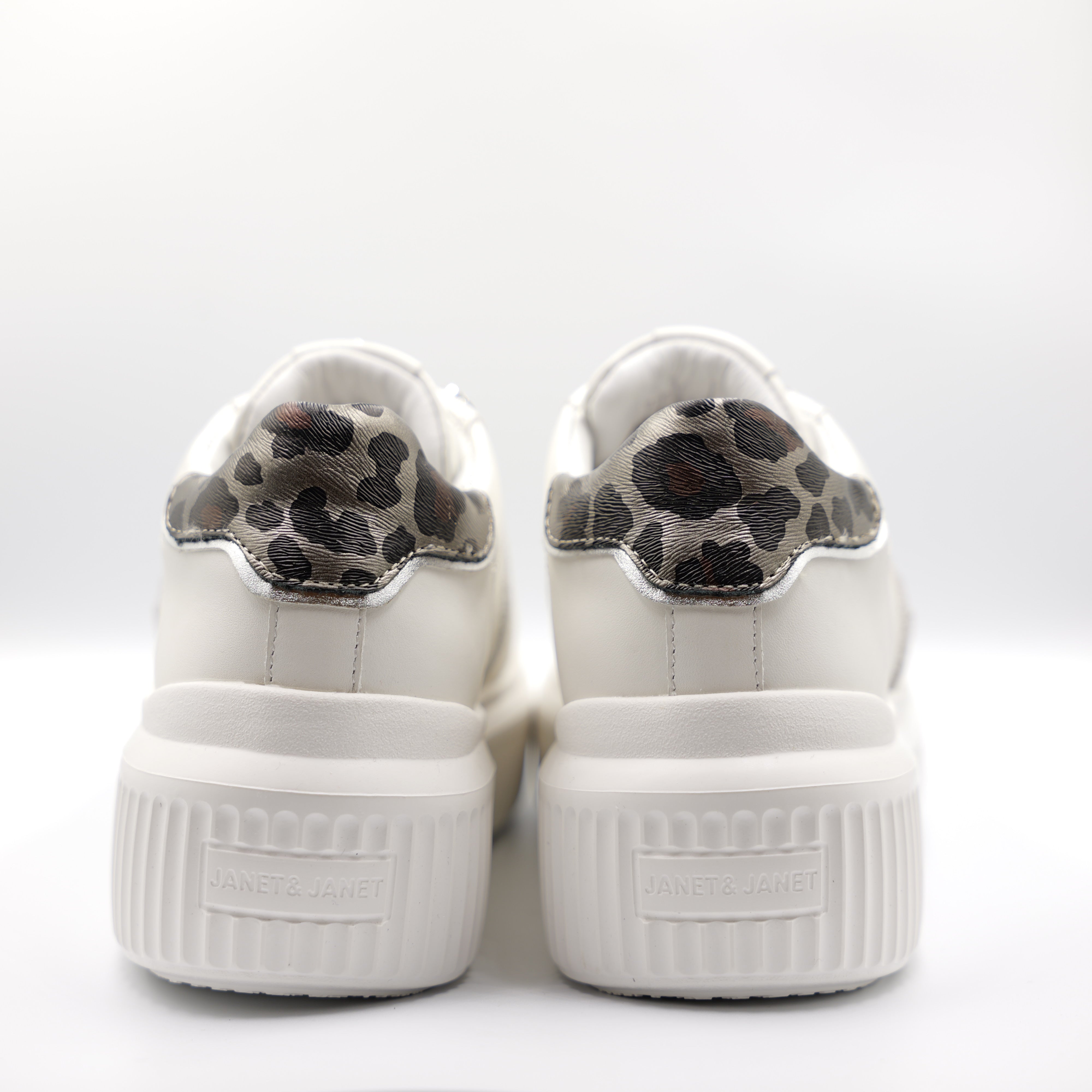 Janet&Janet - Sneakers in pelle con borchie