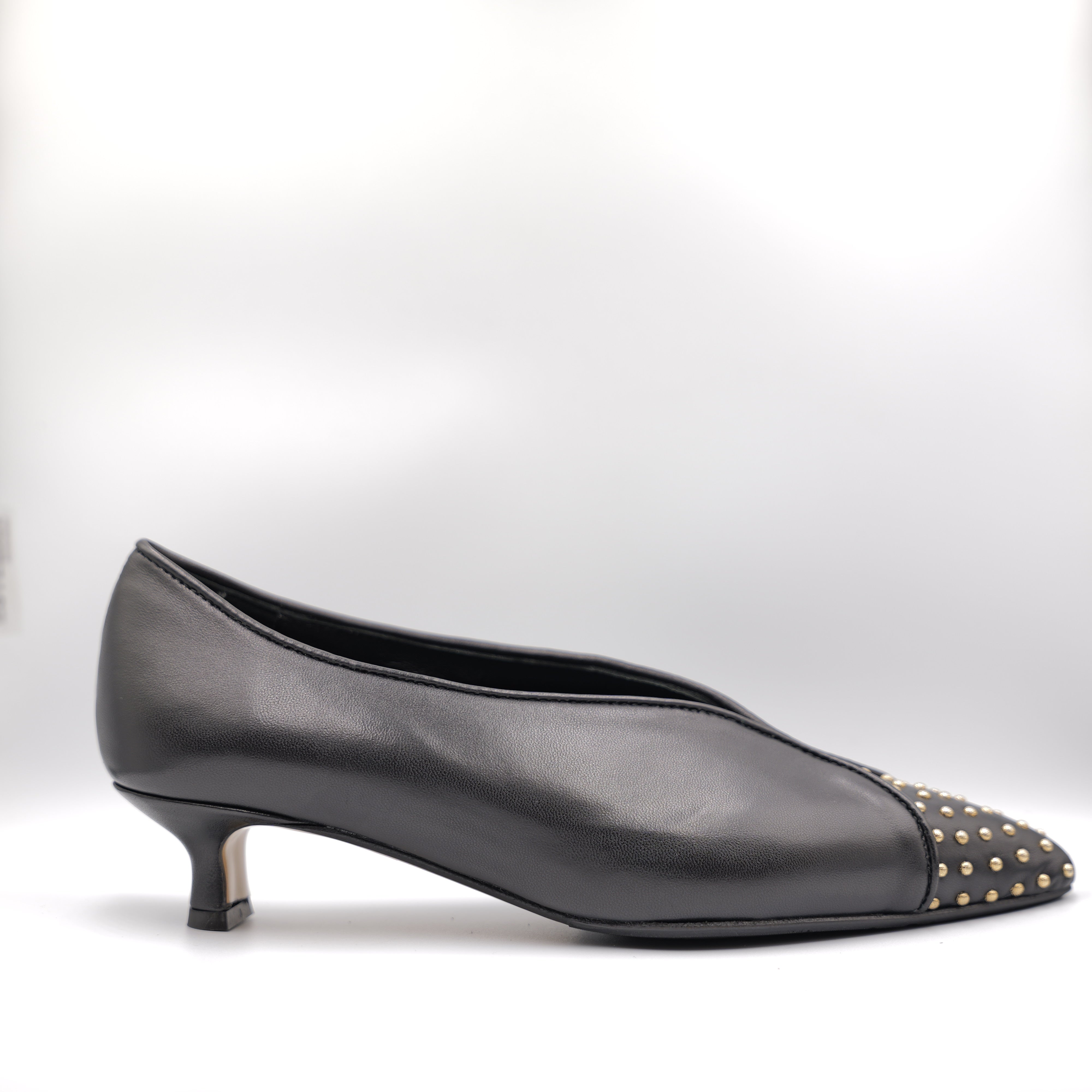L'arianna - Dècolletè in pelle con borchie oro