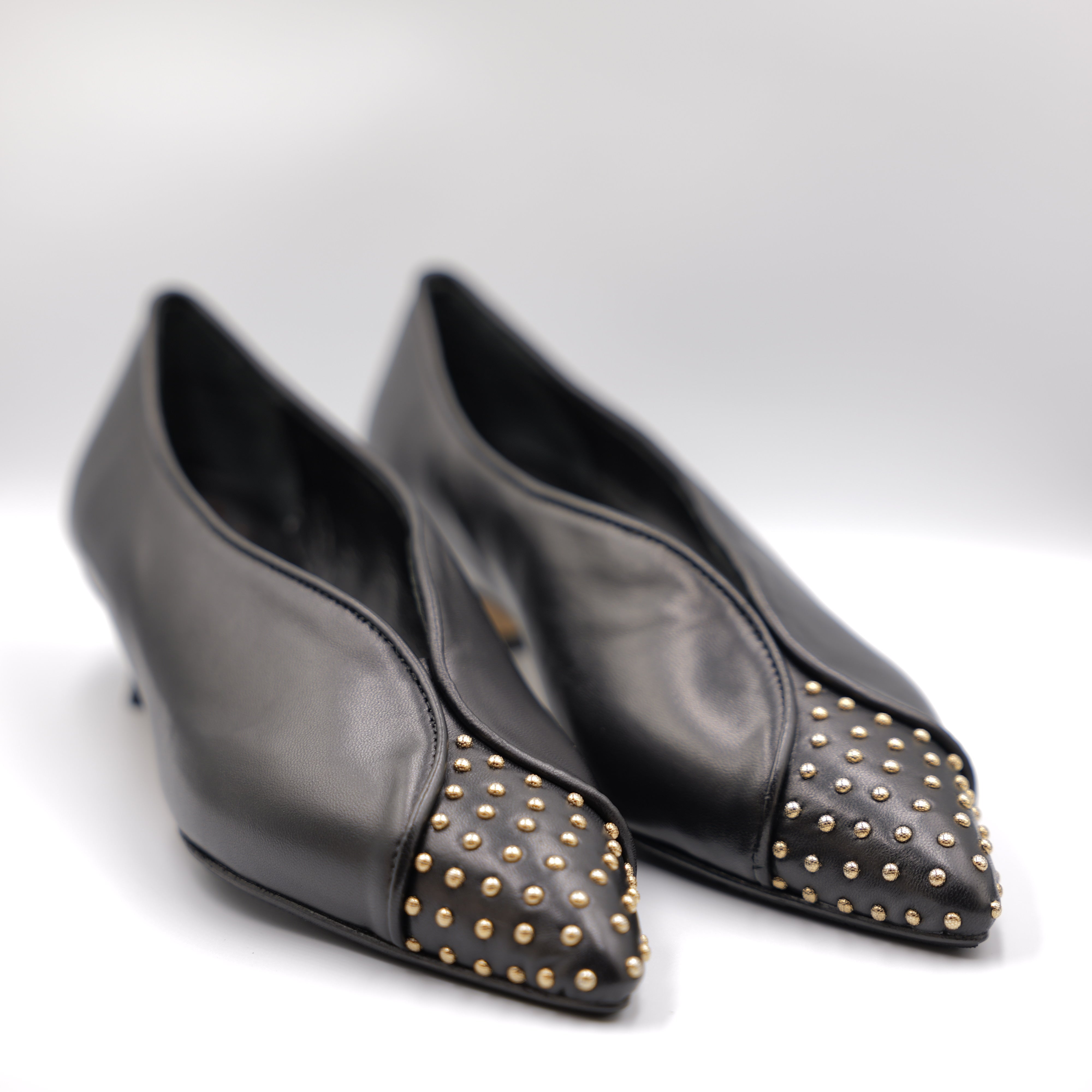 L'arianna - Dècolletè in pelle con borchie oro