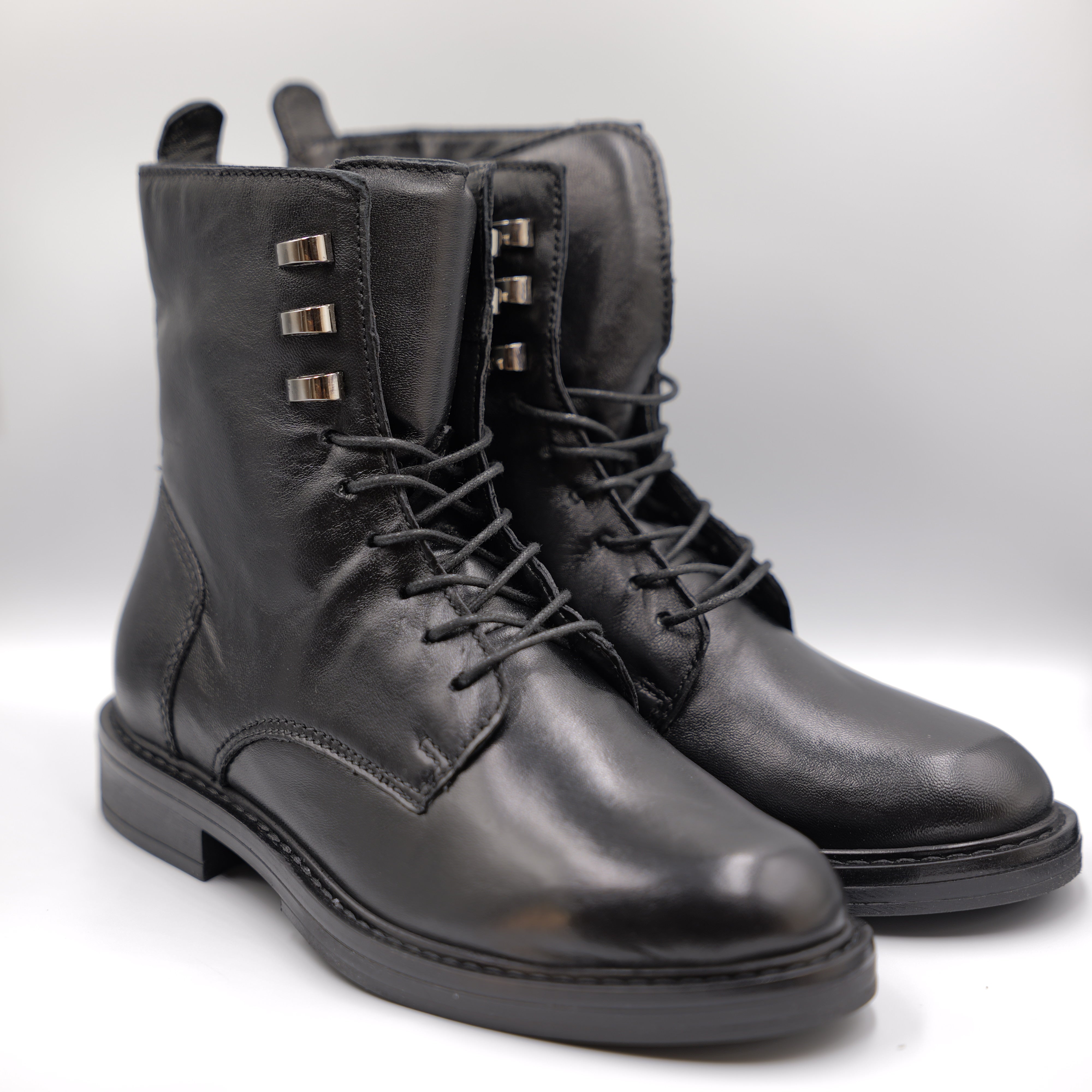 Mjus - Anfibi in pelle con lacci e zip