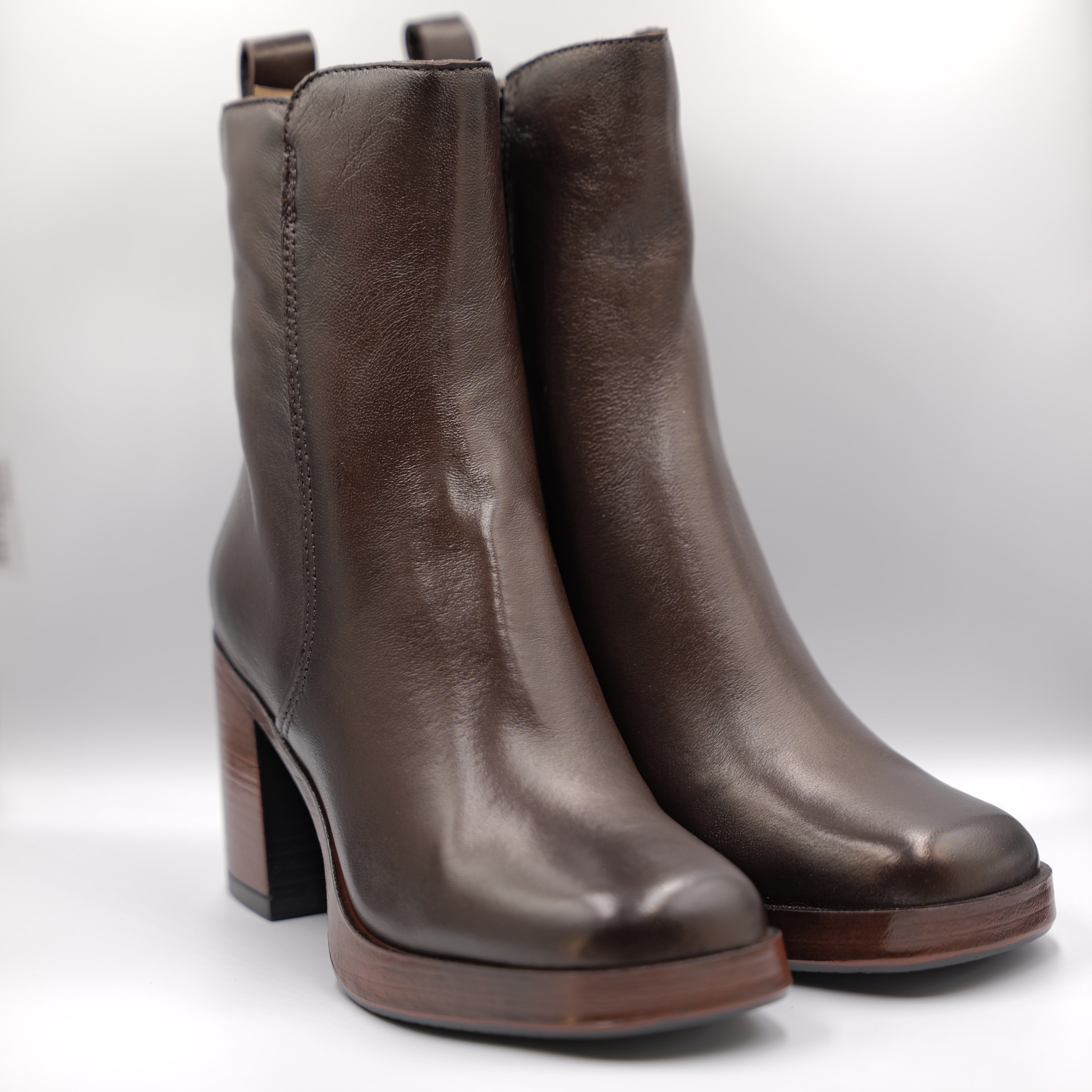 Mjus - Tronchetti in pelle con plateau e zip
