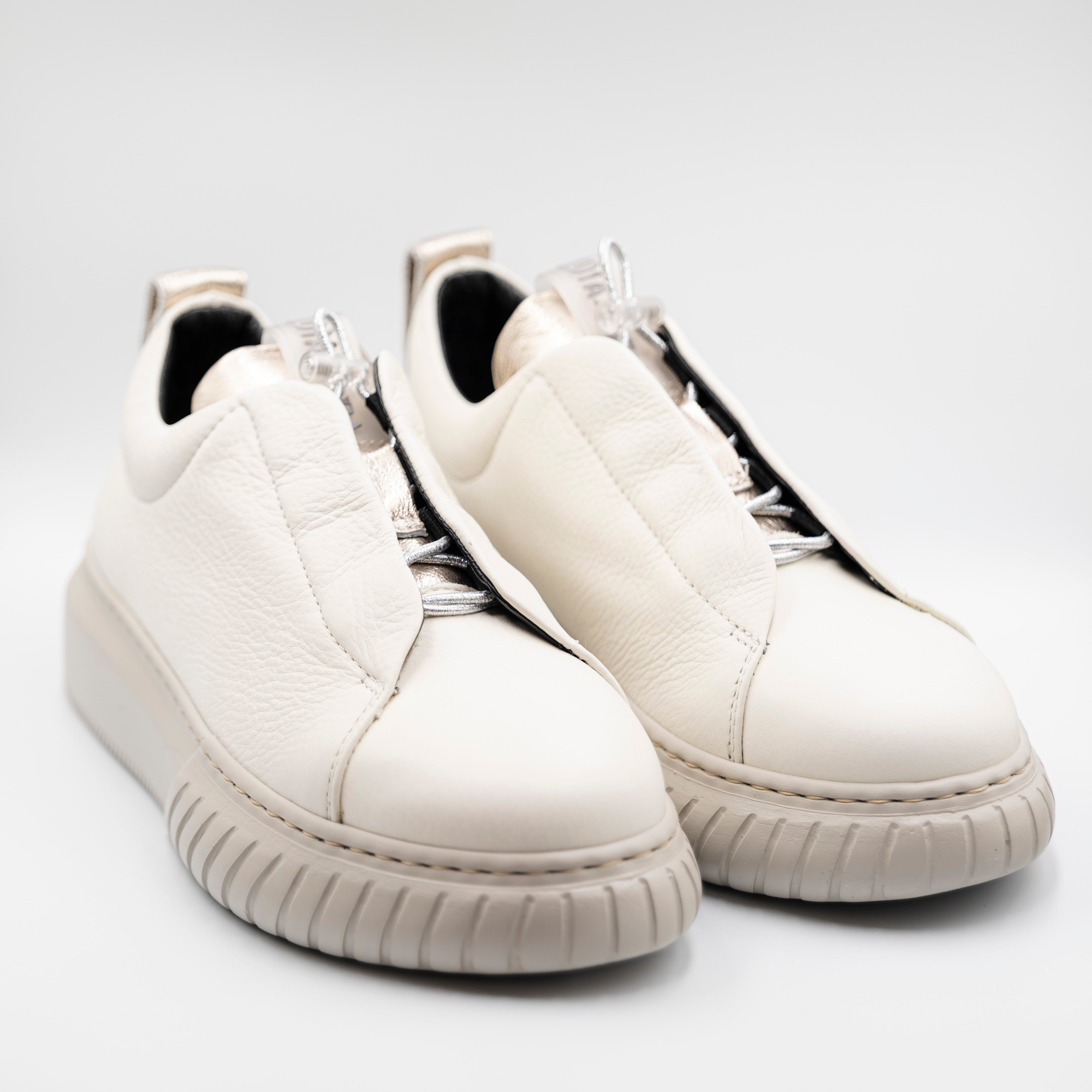 Andìafora - Sneakers in pelle con elastici - Ghiaccio